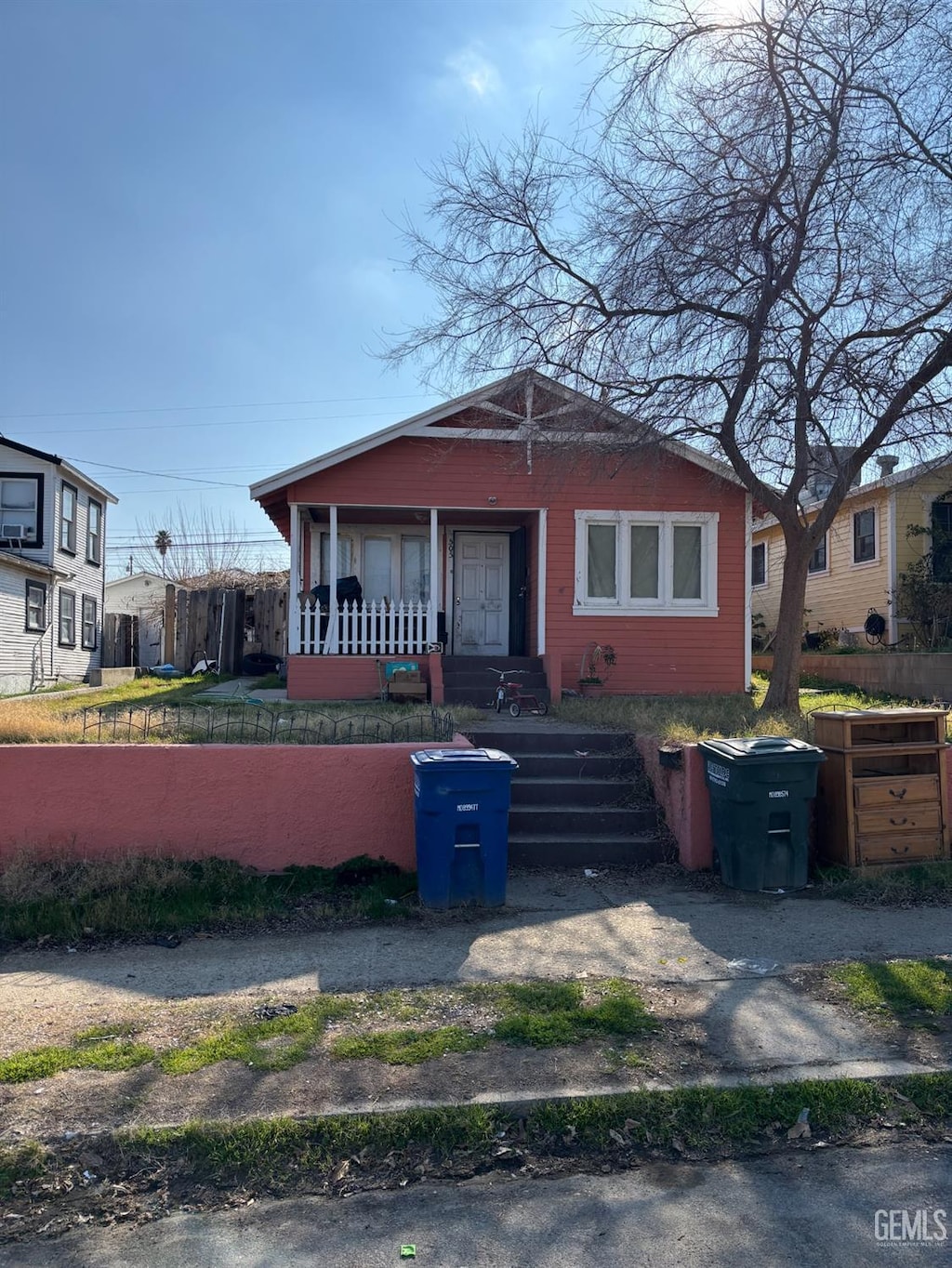 view of front of property featuring covered porch