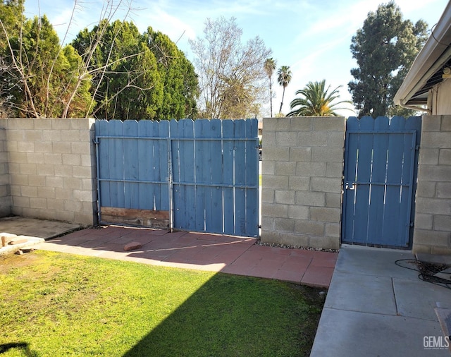 4204 Tyndall Ave, Bakersfield, CA 93313 - view of gate