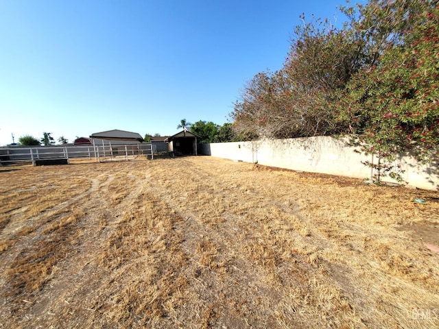 4204 Tyndall Ave, Bakersfield, CA 93313 - view of yard featuring an outbuilding
