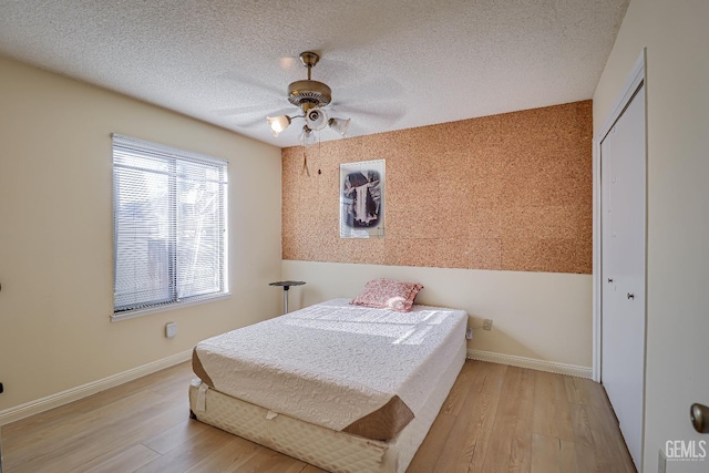 6901 Shelby Loop, Bakersfield, CA 93309 - bedroom featuring light wood-style floors, a textured ceiling, and ceiling fan