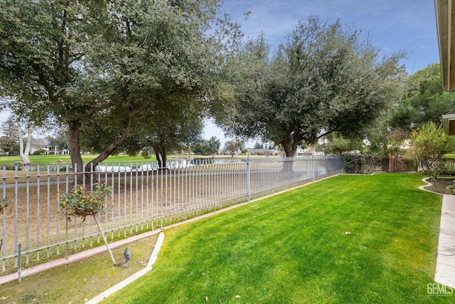 view of yard featuring a water view