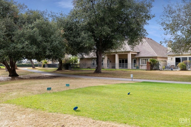 view of front of property featuring a front lawn