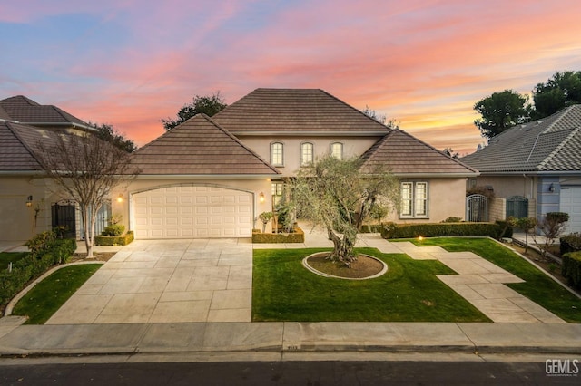 view of front of house featuring a yard and a garage