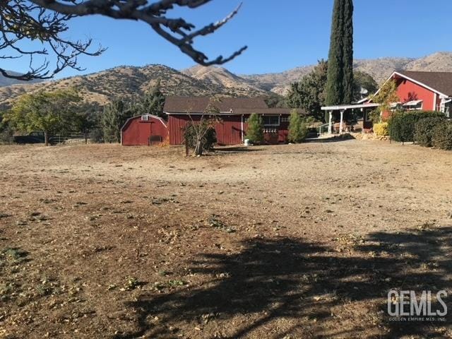 view of yard featuring a mountain view and an outbuilding