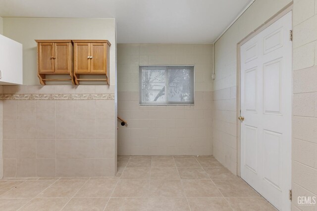 726 D St, Taft, CA 93268 - bathroom with tile patterned floors and tile walls