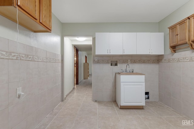 726 D St, Taft, CA 93268 - laundry area with tile walls, light tile patterned flooring, a sink, and hookup for a washing machine