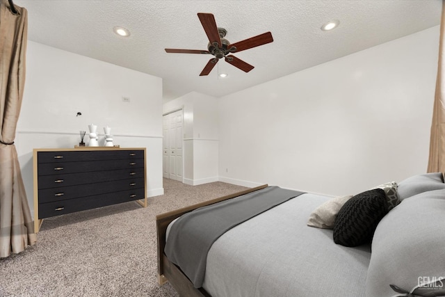 bedroom with a textured ceiling, a ceiling fan, recessed lighting, and light carpet