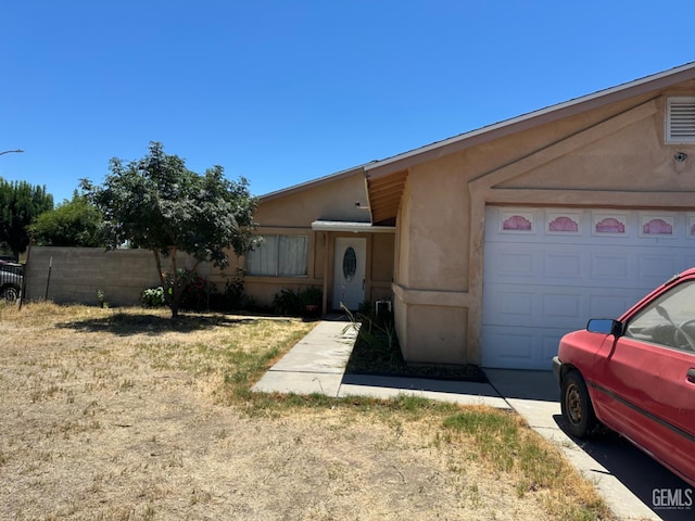 819 Stephen Ct, Wasco, CA 93280 - view of front facade featuring an attached garage and stucco siding