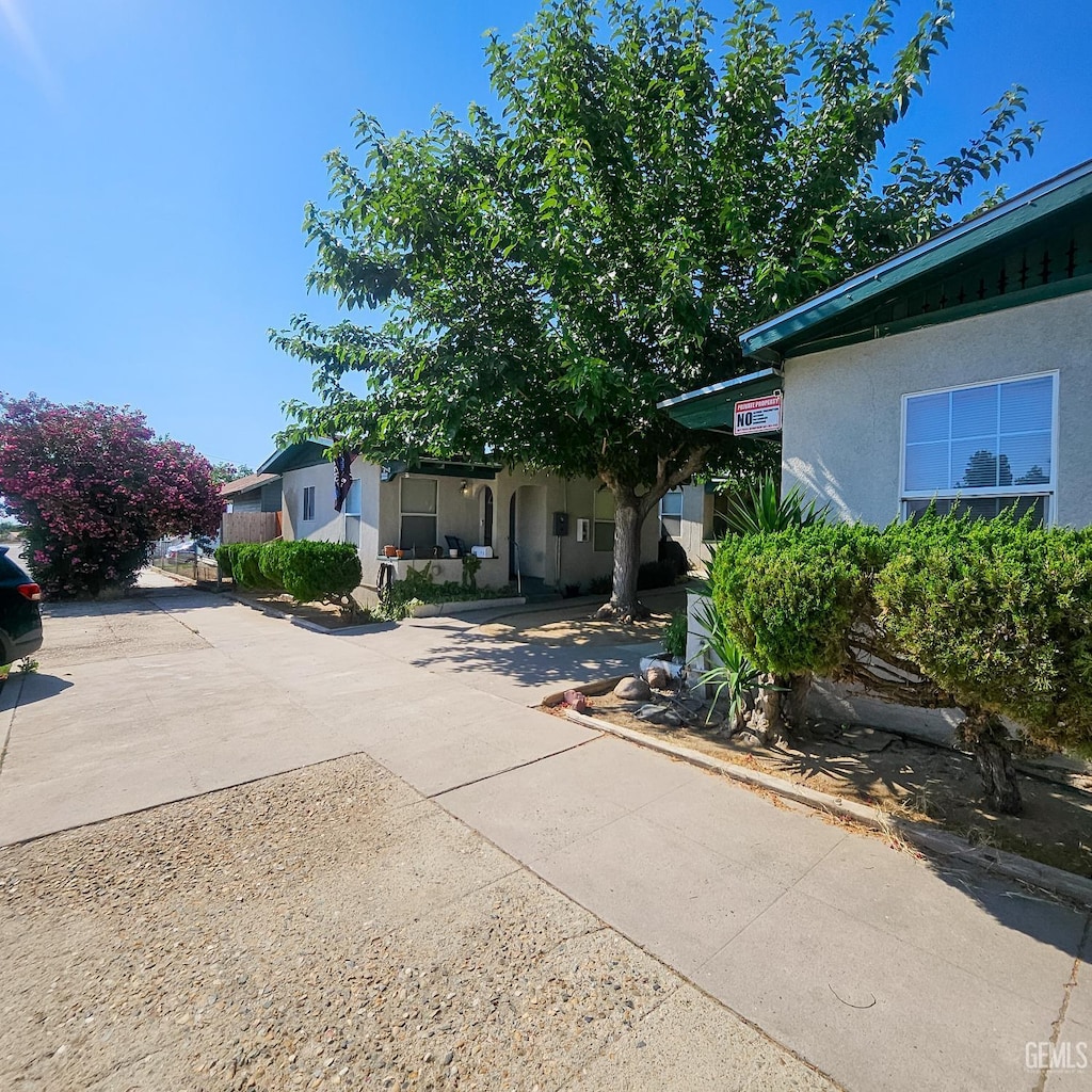 305 Warren St, Taft, CA 93268 - view of front of property featuring stucco siding and driveway