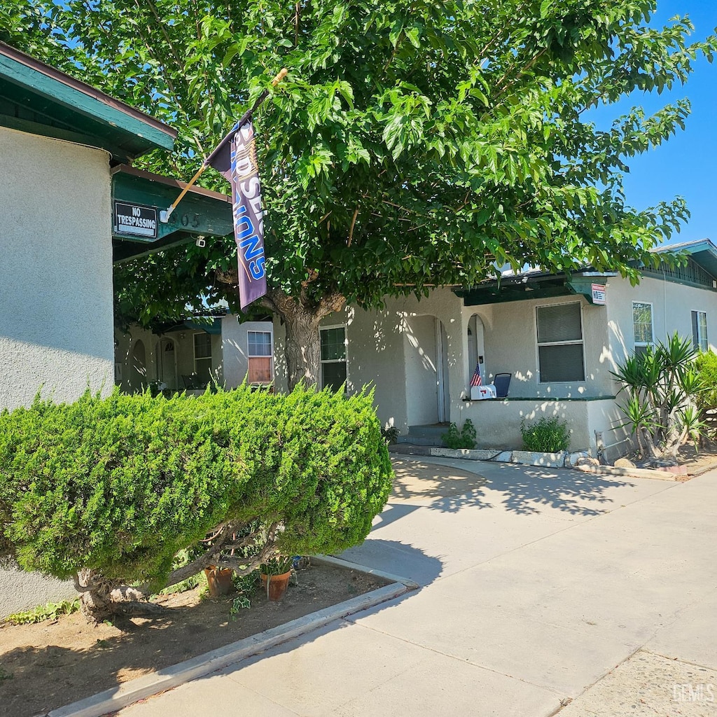 305 Warren St, Taft, CA 93268 - view of front facade featuring stucco siding
