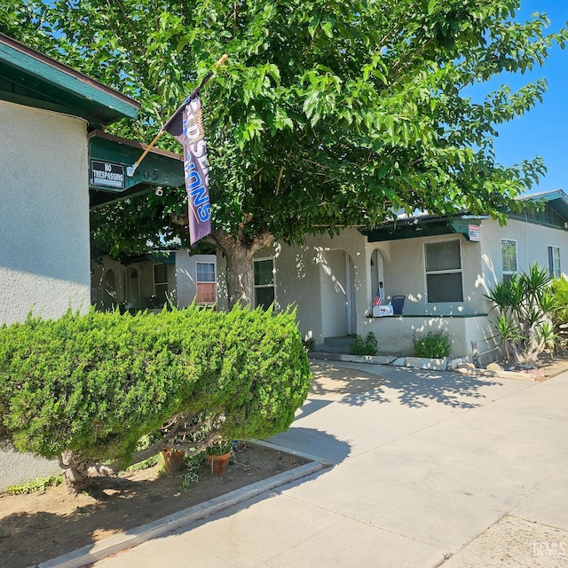 305 Warren St, Taft, CA 93268 - view of front facade featuring stucco siding