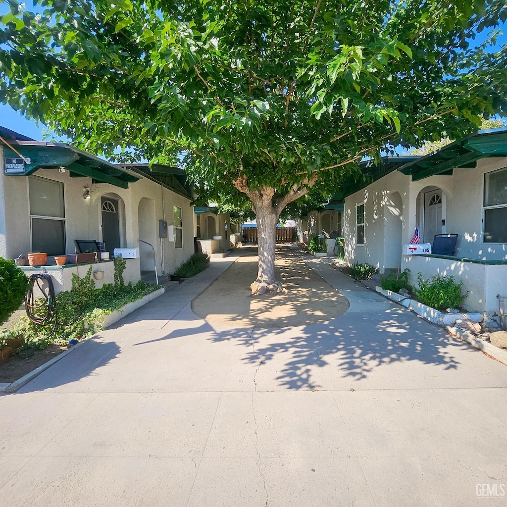 305 Warren St, Taft, CA 93268 - view of side of home featuring stucco siding and concrete driveway