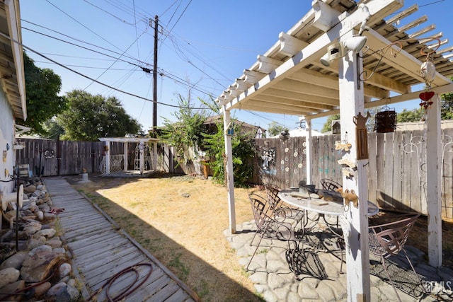 view of yard featuring a pergola