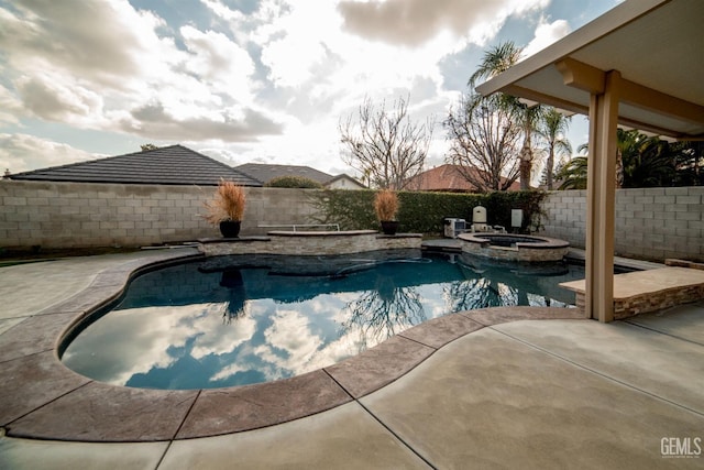 view of pool with an in ground hot tub and a patio