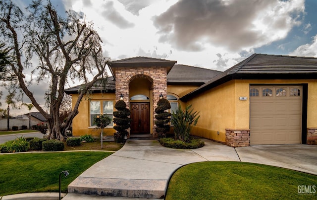 view of front of home featuring a garage and a front yard