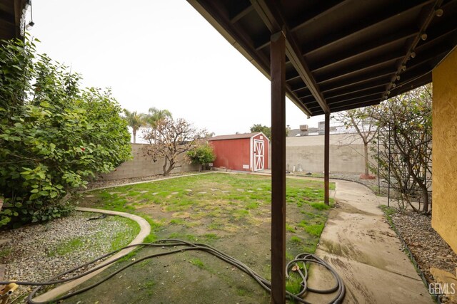 view of yard featuring a storage unit