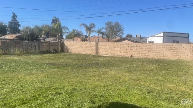 view of yard featuring a fenced backyard