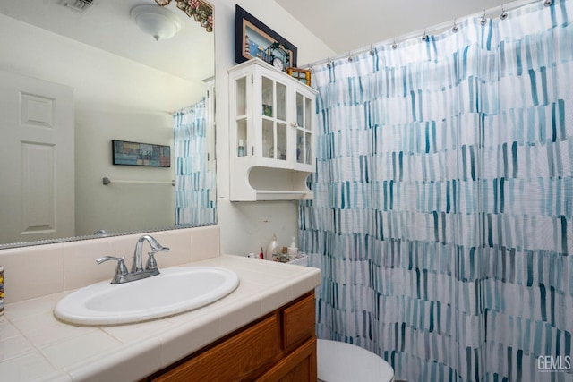 bathroom featuring decorative backsplash, toilet, vanity, and a shower with curtain