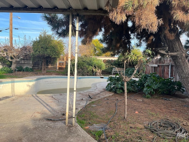 view of yard featuring an empty pool