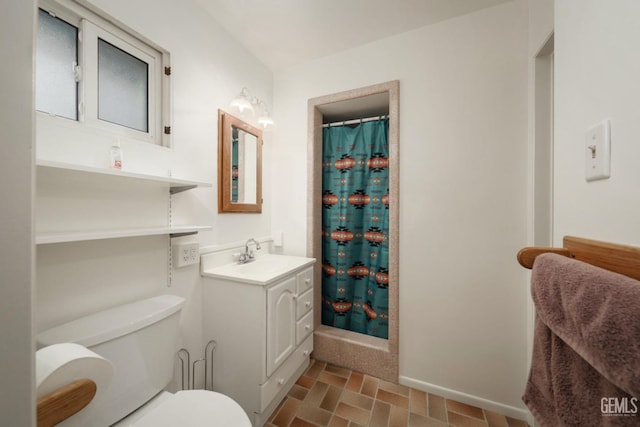 bathroom featuring a shower with curtain, vanity, and toilet