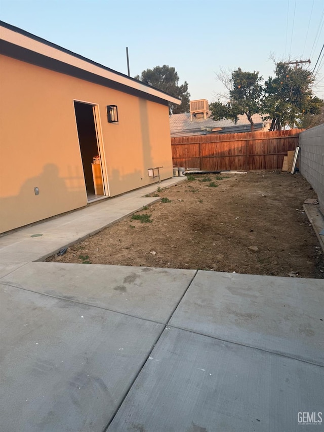 view of yard featuring a patio