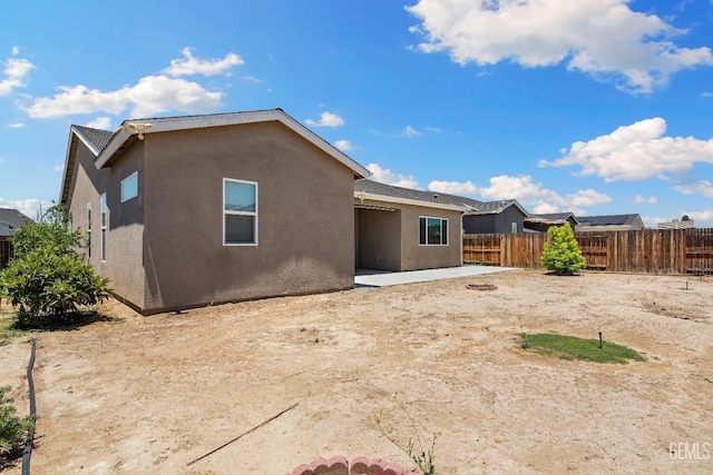 6622 Sycamore Wood Ln, Bakersfield, CA 93313 - rear view of property featuring stucco siding and a patio area