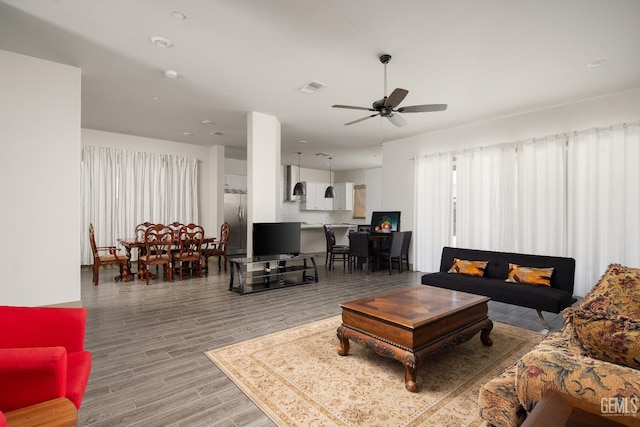 6622 Sycamore Wood Ln, Bakersfield, CA 93313 - living area with light wood-style floors and a ceiling fan