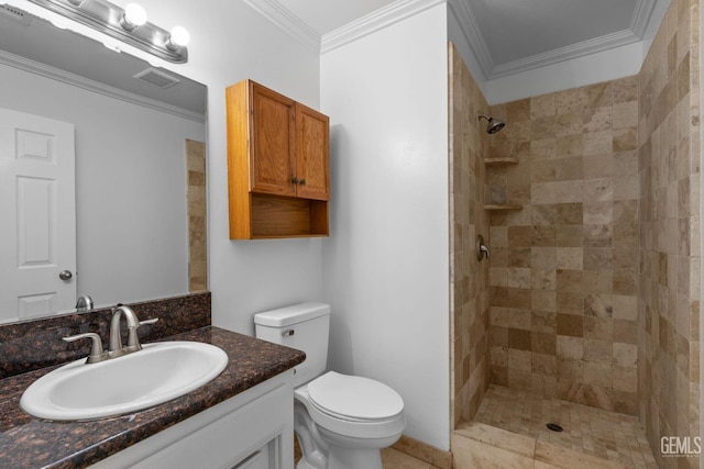 full bath featuring visible vents, toilet, a tile shower, crown molding, and vanity