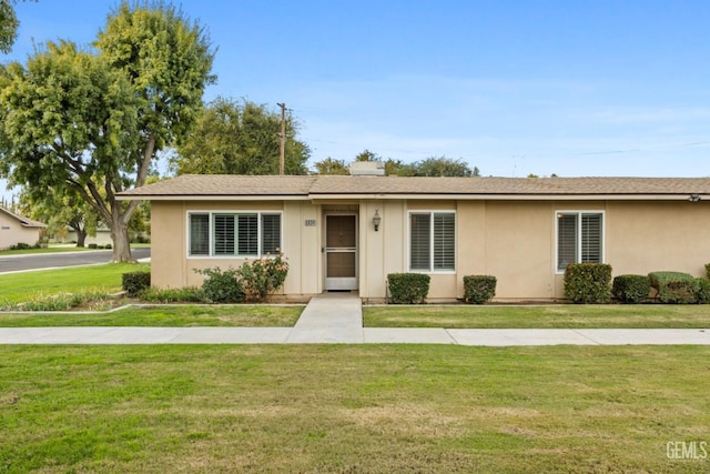 ranch-style home featuring a front lawn