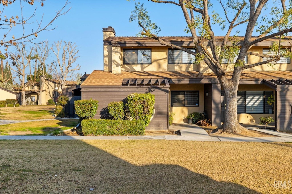 view of front of home featuring a front yard