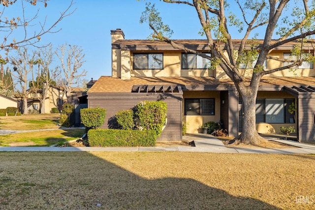 view of front of home featuring a front yard