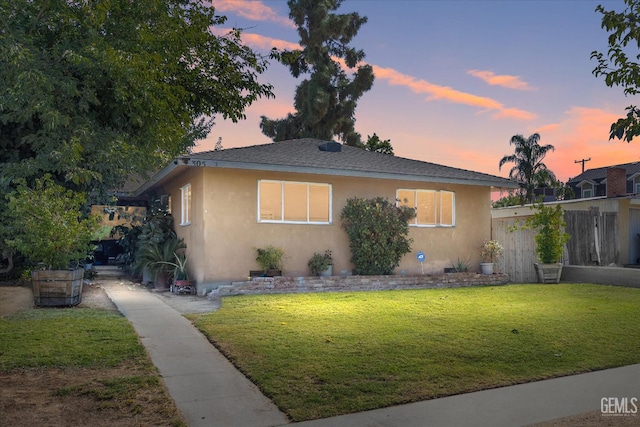 view of front of house featuring a lawn