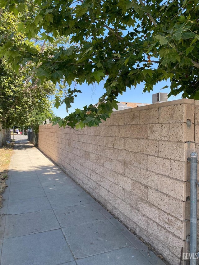 1231 6th St, Bakersfield, CA 93304 - exterior space