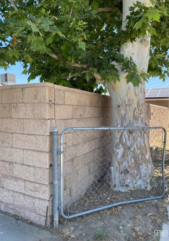 1231 6th St, Bakersfield, CA 93304 - view of gate