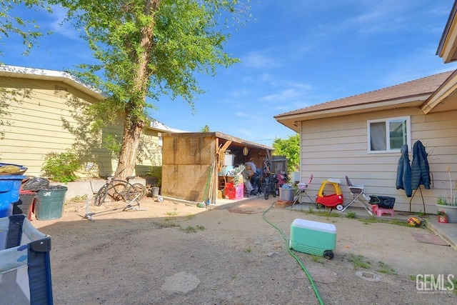 view of yard with an outdoor structure and a shed