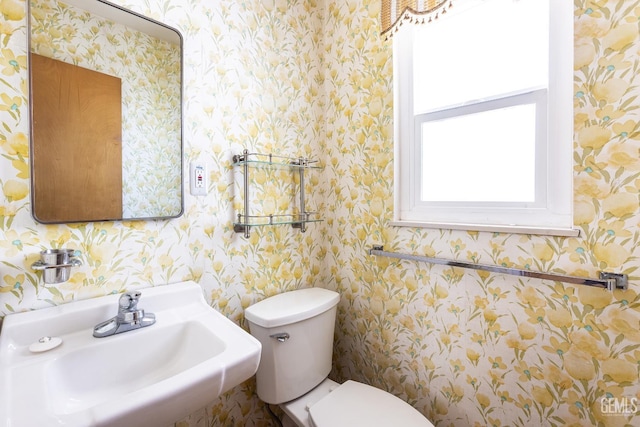 1830 Chevy Chase Way, Bakersfield, CA 93306 - bathroom featuring wallpapered walls