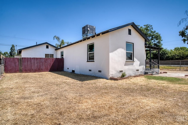 702 Wilson Ave, Bakersfield, CA 93308 - back of property with crawl space and stucco siding