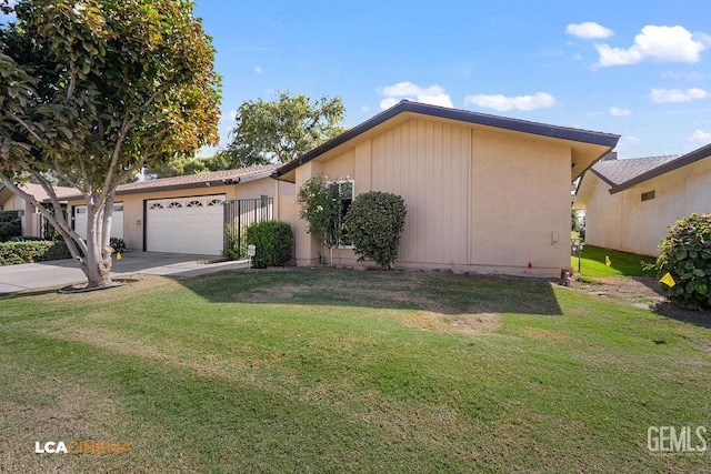 view of front of home featuring a front yard and a garage