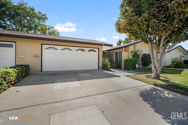 single story home featuring a front lawn