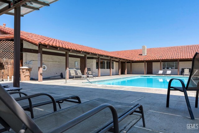 5928 Dyce Way, Bakersfield, CA 93306 - community pool with a patio