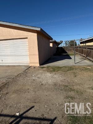 2509 Pacheco Rd, Bakersfield, CA 93304 - view of side of home with stucco siding