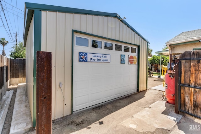 318 Cypress St, Bakersfield, CA 93304 - view of detached garage