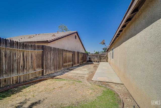 10126 Pyramid Peak Dr, Bakersfield, CA 93311 - fenced backyard featuring a patio