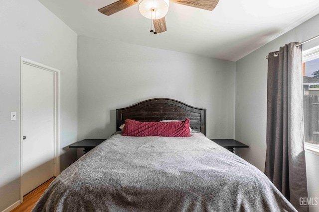 bedroom with ceiling fan