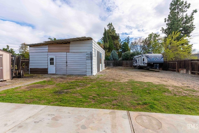 view of yard featuring an outdoor structure and a fenced backyard