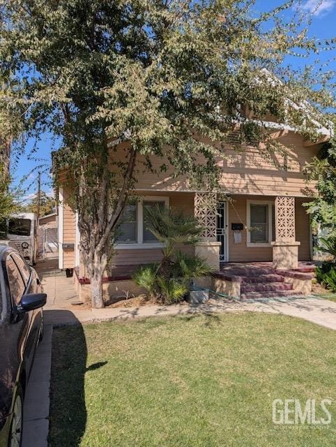 view of front facade with a front yard