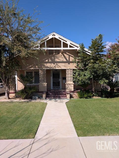 view of front of property with a front yard