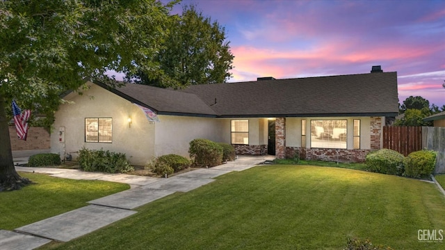 view of front of property featuring a yard