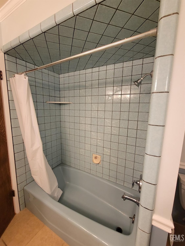6918 Crestwood St, Bakersfield, CA 93308 - full bath featuring shower / tub combo and tile patterned floors