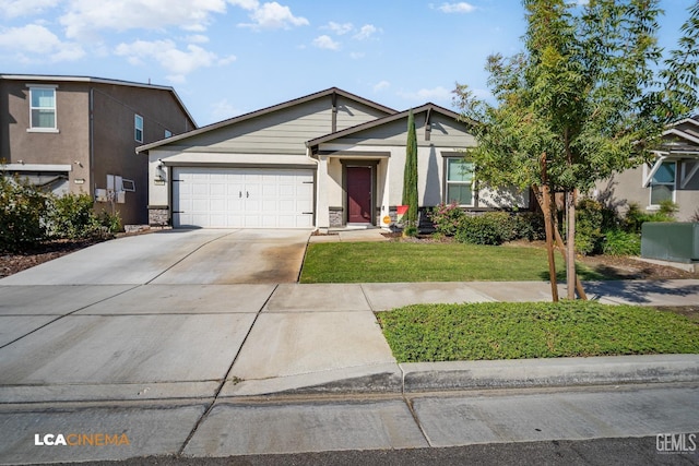 view of front of home featuring a front lawn and a garage